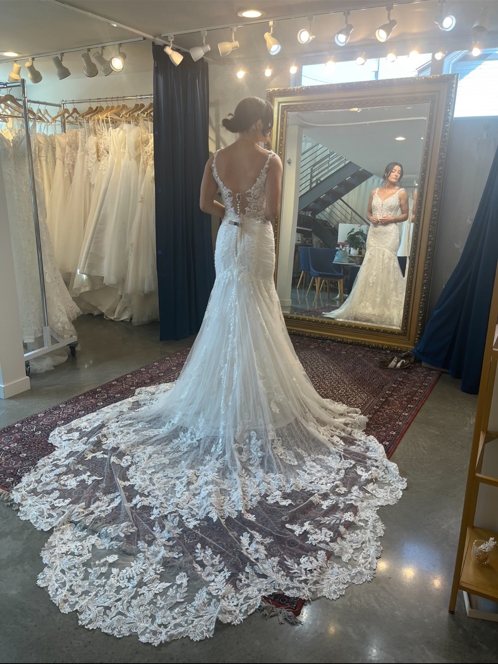 Elegant White Lace Bridal Gown with Long Train - Picture 6 of 7